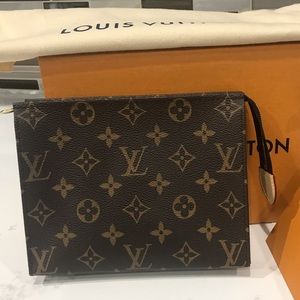 Louis Vuitton TOILETRY POUCH 19